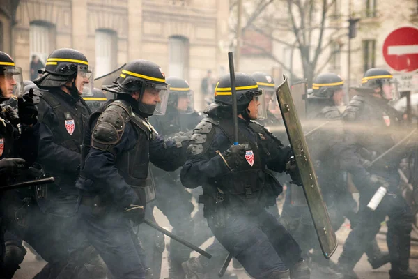 パリでの労働デモ中の群衆の暴動フランス — ストック写真