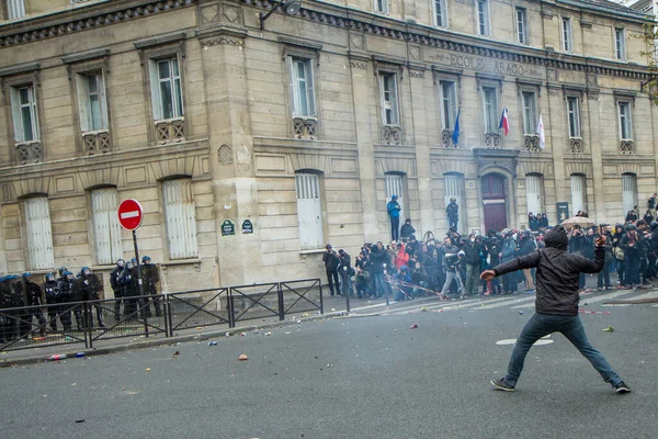 法国巴黎劳工示威期间的人群骚乱 — 图库照片