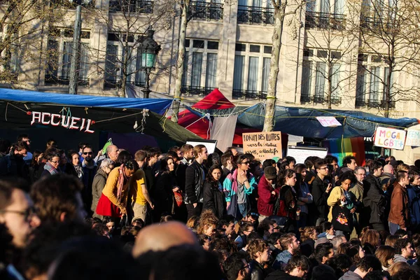 在法国巴黎举行的群众示威 Nuit Debout — 图库照片