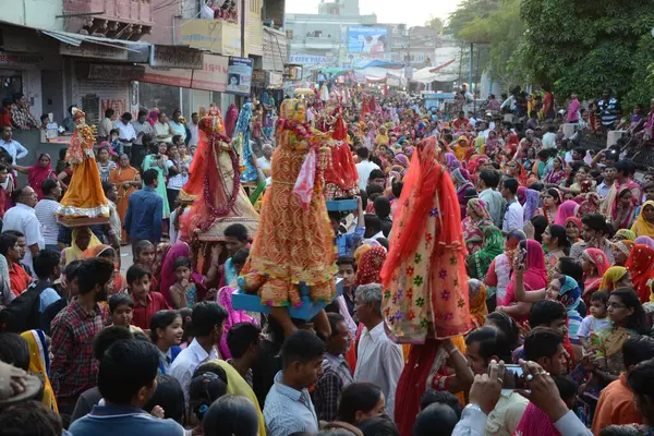 India Bikaner Bhakták Részt Vesznek Hagyományos Felvonuláson Gangaur Fesztiválon Junagarh — Stock Fotó