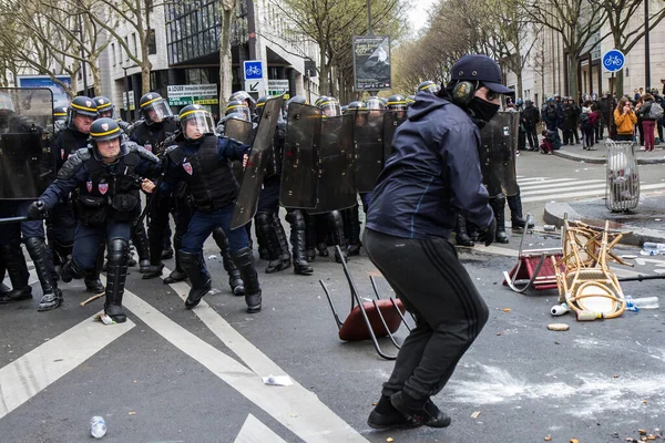 法国巴黎劳工示威期间的人群骚乱 — 图库照片