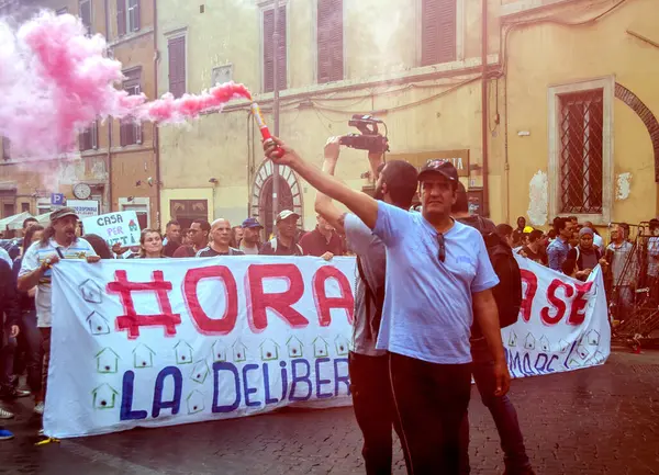 Italy Rome Protesters Hold Banners Demonstration Called Movements Right Housing — Stock Photo, Image
