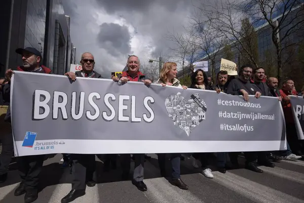 ブリュッセルのプラス ブルース広場に集まった人々は ブリュッセルでのテロ攻撃の犠牲者に敬意を表します 2017年 インタビュー 2017年3月22日のベルギーマーク ブリュッセルへの致命的なイスラム国主張攻撃の最初の記念日 — ストック写真