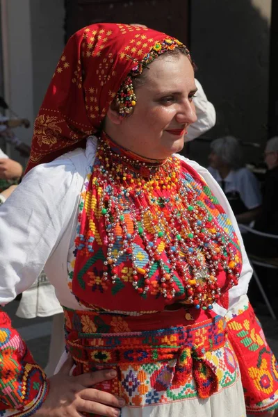 Sokaklarda Hırvat Milli Kostümleri Giyen Insanlar - Stok İmaj