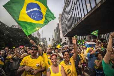 SAO PAULO, BRAZIL - 13 Mart 2015: Brezilya 'daki yolsuzluğu protesto eden ve Cumhurbaşkanı Dilma Rousseff' in görevden alınmasını ve siyasi partisinin görevden alınmasını isteyen kalabalık                