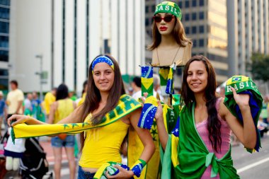 SAO PAULO, BRAZIL - 13 Mart 2015: Brezilya 'daki yolsuzluğu protesto eden ve Cumhurbaşkanı Dilma Rousseff' in görevden alınmasını ve siyasi partisinin görevden alınmasını isteyen kalabalık                