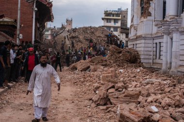 NEPAL, Katmandu: 25 Nisan 2015 'te Katmandu' nun Durbar Meydanı 'ndaki enkazı kazan insanlar