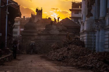 NEPAL, Katmandu: 25 Nisan 2015 'te Katmandu' nun Durbar Meydanı 'ndaki enkazı kazan insanlar