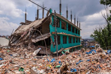 NEPAL, Katmandu: 25 Nisan 2015 'te Katmandu' nun Durbar Meydanı 'ndaki enkazı kazan insanlar
