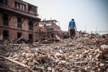 NEPAL, Katmandu: 25 Nisan 2015 'te Katmandu' nun Durbar Meydanı 'ndaki enkazı kazan insanlar
