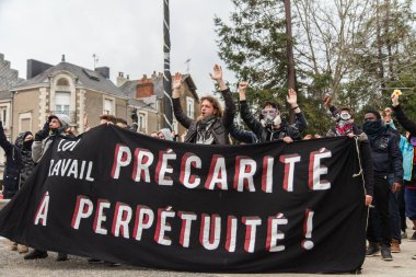 FRANCE, Paris: 31 Mart 2016 'da Paris' te Fransız hükümetinin planlanan çalışma yasası reformlarına karşı düzenlenen gösteride, protestocular Fransız çevik kuvvet polisleriyle çatıştı