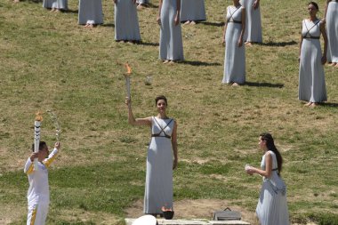 Yunanistan, Olympia - 21 Nisan 2016: Hera Tapınağı 'ndaki Olimpiyat alevinin yıldırım töreninde oyuncular gösteri yaptılar