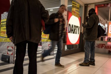 FRANCE, Paris: Avrupa 'nın en büyük üçüncü elektrik ürünleri perakendecisi Darty' nin Conforama ve Fransız rakip firması Fnac 'ın çılgın bir şekilde birbirlerini geçmeye çalışmasıyla 22 Nisan 2016' da bir Darty mağazasının fotoğrafı çekildi..
