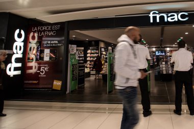FRANCE, Paris: Avrupa 'nın en büyük üçüncü elektrik ürünleri perakendecisi Darty' nin mücadelesi Conforama olarak yoğunlaşırken, 22 Nisan 2016 'da bir Fnac mağazasının fotoğrafı çekildi ve Fransız rakip firma Fnac çılgınca birbirlerini geçmeye çalıştı