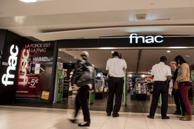 FRANCE, Paris: Avrupa 'nın en büyük üçüncü elektrik ürünleri perakendecisi Darty' nin mücadelesi Conforama olarak yoğunlaşırken, 22 Nisan 2016 'da bir Fnac mağazasının fotoğrafı çekildi ve Fransız rakip firma Fnac çılgınca birbirlerini geçmeye çalıştı