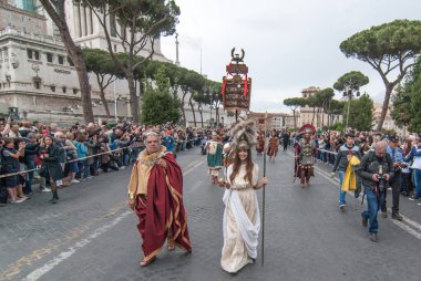 ITALY, Roma: Roma 'da, M.Ö. 753' te, Roma 'da, MÖ 24 Nisan 2016' da, ebedi şehrin efsanevi kuruluşu anısına, Kolezyum yakınlarında antik Roma Centurları gibi giyinmiş adamlar geçit töreni düzenledi.