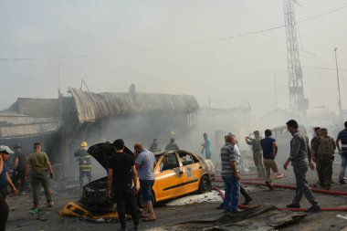 IRAQ, BAGHDAD - 25 Nisan 2016: Iraklı güvenlik güçleri ve itfaiyeciler olarak Bağdat 'ın doğusunda Şii nüfusunun çoğunlukta olduğu bir bölgede insanlar toplandı.