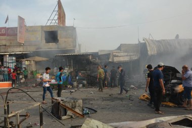 IRAQ, BAGHDAD - 25 Nisan 2016: Iraklı güvenlik güçleri ve itfaiyeciler olarak Bağdat 'ın doğusunda Şii nüfusunun çoğunlukta olduğu bir bölgede insanlar toplandı.