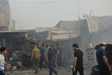 IRAQ, BAGHDAD - 25 Nisan 2016: Iraklı güvenlik güçleri ve itfaiyeciler olarak Bağdat 'ın doğusunda Şii nüfusunun çoğunlukta olduğu bir bölgede insanlar toplandı.