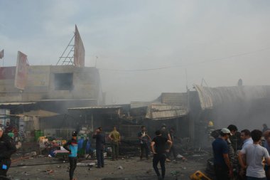 IRAQ, BAGHDAD - 25 Nisan 2016: Iraklı güvenlik güçleri ve itfaiyeciler olarak Bağdat 'ın doğusunda Şii nüfusunun çoğunlukta olduğu bir bölgede insanlar toplandı.