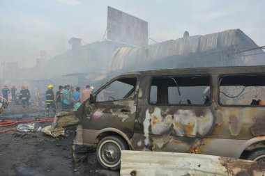 IRAQ, BAGHDAD - 25 Nisan 2016: Iraklı güvenlik güçleri ve itfaiyeciler olarak Bağdat 'ın doğusunda Şii nüfusunun çoğunlukta olduğu bir bölgede insanlar toplandı.