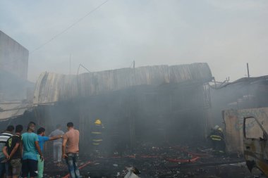 IRAQ, BAGHDAD - 25 Nisan 2016: Iraklı güvenlik güçleri ve itfaiyeciler olarak Bağdat 'ın doğusunda Şii nüfusunun çoğunlukta olduğu bir bölgede insanlar toplandı.