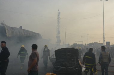 IRAQ, BAGHDAD - 25 Nisan 2016: Iraklı güvenlik güçleri ve itfaiyeciler olarak Bağdat 'ın doğusunda Şii nüfusunun çoğunlukta olduğu bir bölgede insanlar toplandı.