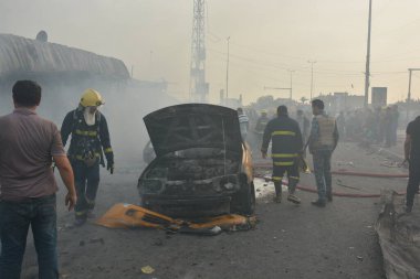 IRAQ, BAGHDAD - 25 Nisan 2016: Iraklı güvenlik güçleri ve itfaiyeciler olarak Bağdat 'ın doğusunda Şii nüfusunun çoğunlukta olduğu bir bölgede insanlar toplandı.