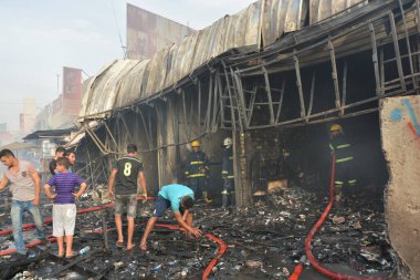 IRAQ, BAGHDAD - 25 Nisan 2016: Iraklı güvenlik güçleri ve itfaiyeciler olarak Bağdat 'ın doğusunda Şii nüfusunun çoğunlukta olduğu bir bölgede insanlar toplandı.