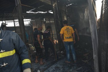 IRAQ, BAGHDAD - 25 Nisan 2016: Iraklı güvenlik güçleri ve itfaiyeciler olarak Bağdat 'ın doğusunda Şii nüfusunun çoğunlukta olduğu bir bölgede insanlar toplandı.