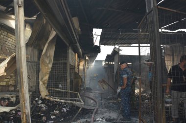 IRAQ, BAGHDAD - 25 Nisan 2016: Iraklı güvenlik güçleri ve itfaiyeciler olarak Bağdat 'ın doğusunda Şii nüfusunun çoğunlukta olduğu bir bölgede insanlar toplandı.