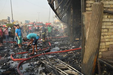 IRAQ, BAGHDAD - 25 Nisan 2016: Iraklı güvenlik güçleri ve itfaiyeciler olarak Bağdat 'ın doğusunda Şii nüfusunun çoğunlukta olduğu bir bölgede insanlar toplandı.