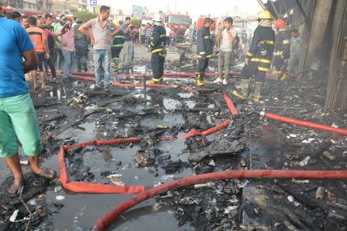IRAQ, BAGHDAD - 25 Nisan 2016: Iraklı güvenlik güçleri ve itfaiyeciler olarak Bağdat 'ın doğusunda Şii nüfusunun çoğunlukta olduğu bir bölgede insanlar toplandı.
