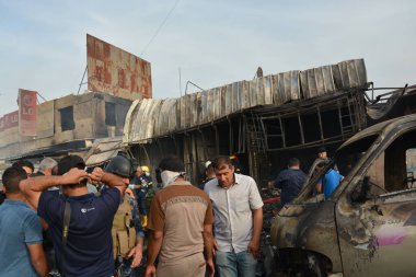 IRAQ, BAGHDAD - 25 Nisan 2016: Iraklı güvenlik güçleri ve itfaiyeciler olarak Bağdat 'ın doğusunda Şii nüfusunun çoğunlukta olduğu bir bölgede insanlar toplandı.