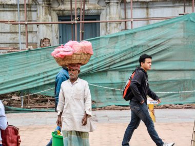 Nepal 'de insanlar yüzlerini