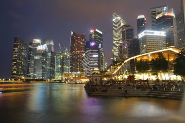 Singapur şehir binası geceleri aydınlanıyor 
