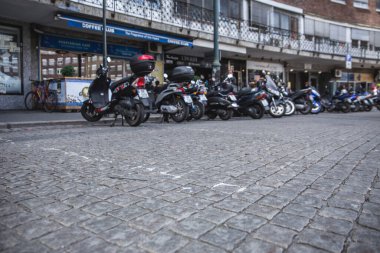 Motosikletler gündüz vakti Stockholm caddesine park ediyor. 
