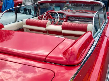 Cadillac. Üstü açık Cadillac. Retro arabayı kapat.