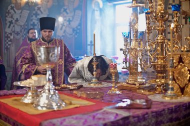 Moskova 'daki Aziz Peter Manastırında Piskopos Merkür ile Ortodoks ayini