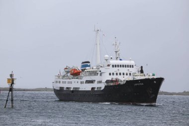 MS Lofoten yağmurlu bir günde Brnnysund 'a geldi.