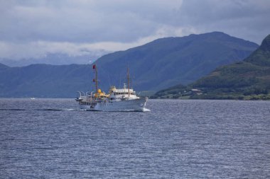 Norveç Kraliyet gemisi 20 Haziran 2016 'da Brnnysundet' den geçti.