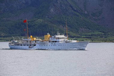 Norveç Kraliyet gemisi 20 Haziran 2016 'da Brnnysundet' den geçti.