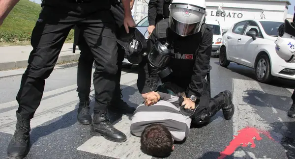 Turquie Istanbul Des Policiers Arrêtent Manifestant Devant Palais Justice Istanbul — Photo