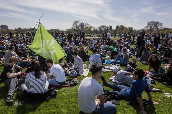 英国伦敦 2016年4月20日 数百名亲大麻支持者聚集在伦敦海德公园 为期4 20天 每年都有大量人吸烟 — 图库照片