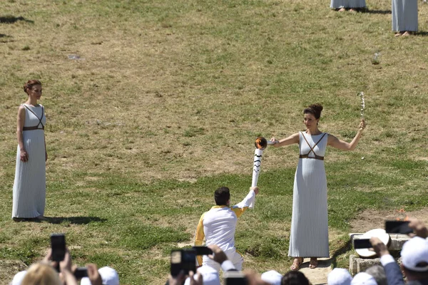 Yunanistan, Olympia - 21 Nisan 2016: Hera Tapınağı 'ndaki Olimpiyat alevinin yıldırım töreninde oyuncular gösteri yaptılar