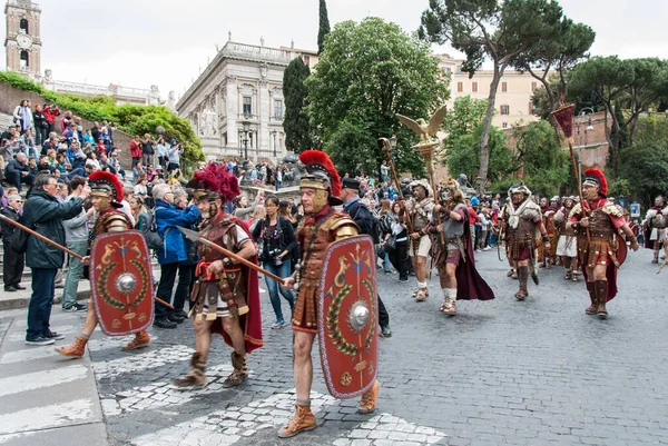 イタリー ローマ コロッセオの近くの古代ローマ中心部のパレードとして服を着た男性は ローマの753 Cの永遠の都市の伝説的な基盤を記念して 2016年4月24日に — ストック写真