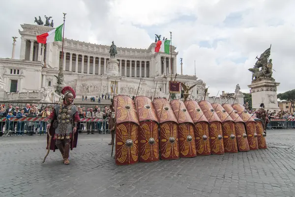 Italia Roma Hombres Vestidos Como Antiguos Centuriones Romanos Desfilan Cerca —  Fotos de Stock