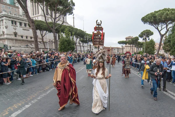 Italia Roma Gli Uomini Vestiti Antichi Centurioni Romani Sfilano Vicino — Foto Stock