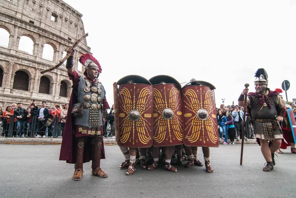 Itálie Řím Muži Převlečení Starověké Římské Centuriony Přehlídnou Poblíž Kolosea — Stock fotografie
