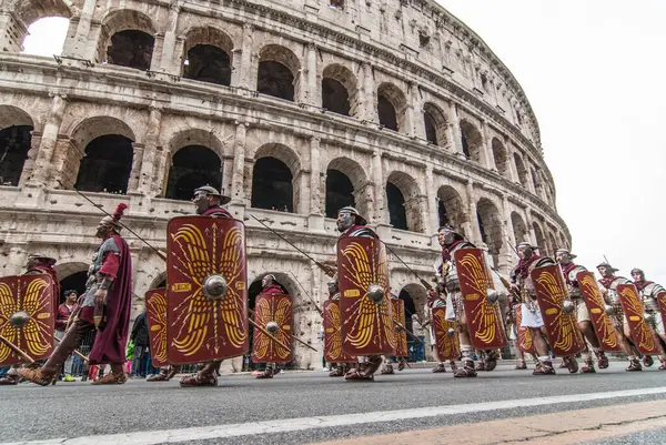 Italien Rom Män Klädda Som Antika Romerska Officerare Paraderar Nära — Stockfoto